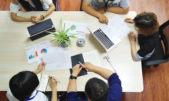 Desk meeting 5 people